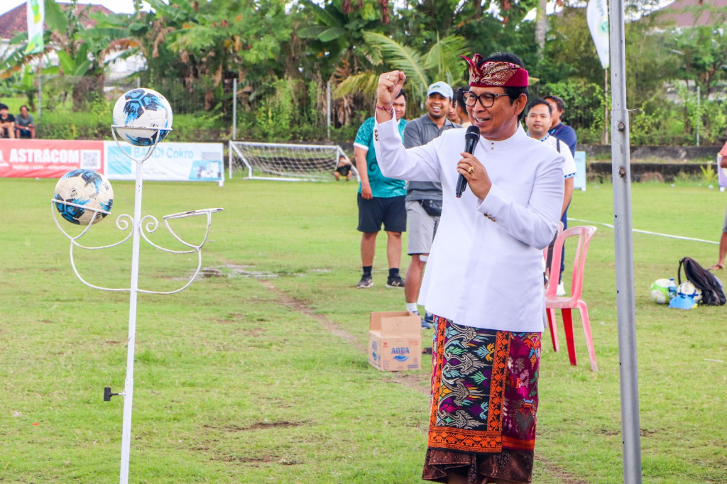 Sekda Adi Arnawa Buka Kejuaraan Invitasi Sekolah Sepak Bola Putra Angkasa Kapal